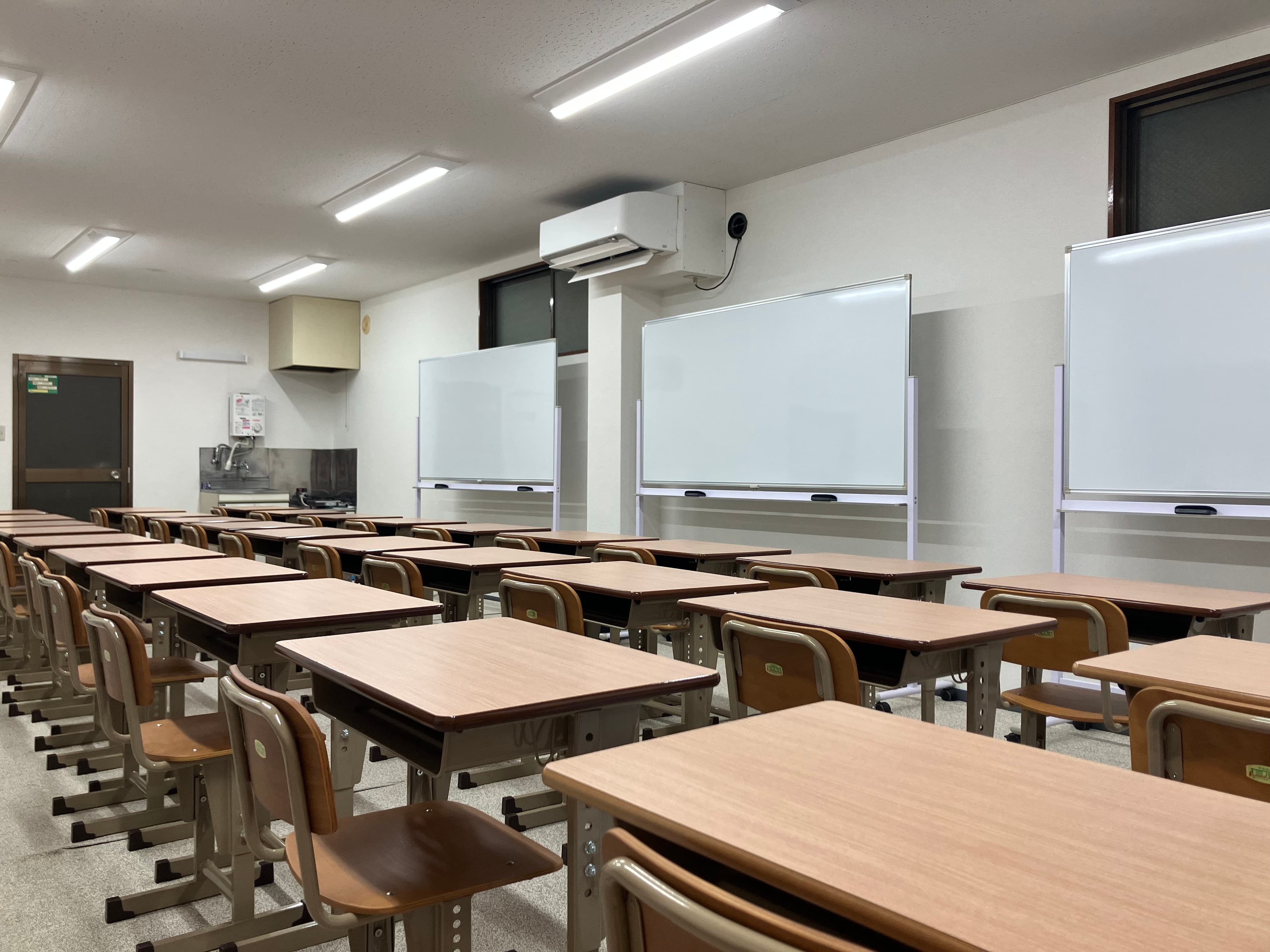 テスト前の自習にも対応する明るい教室